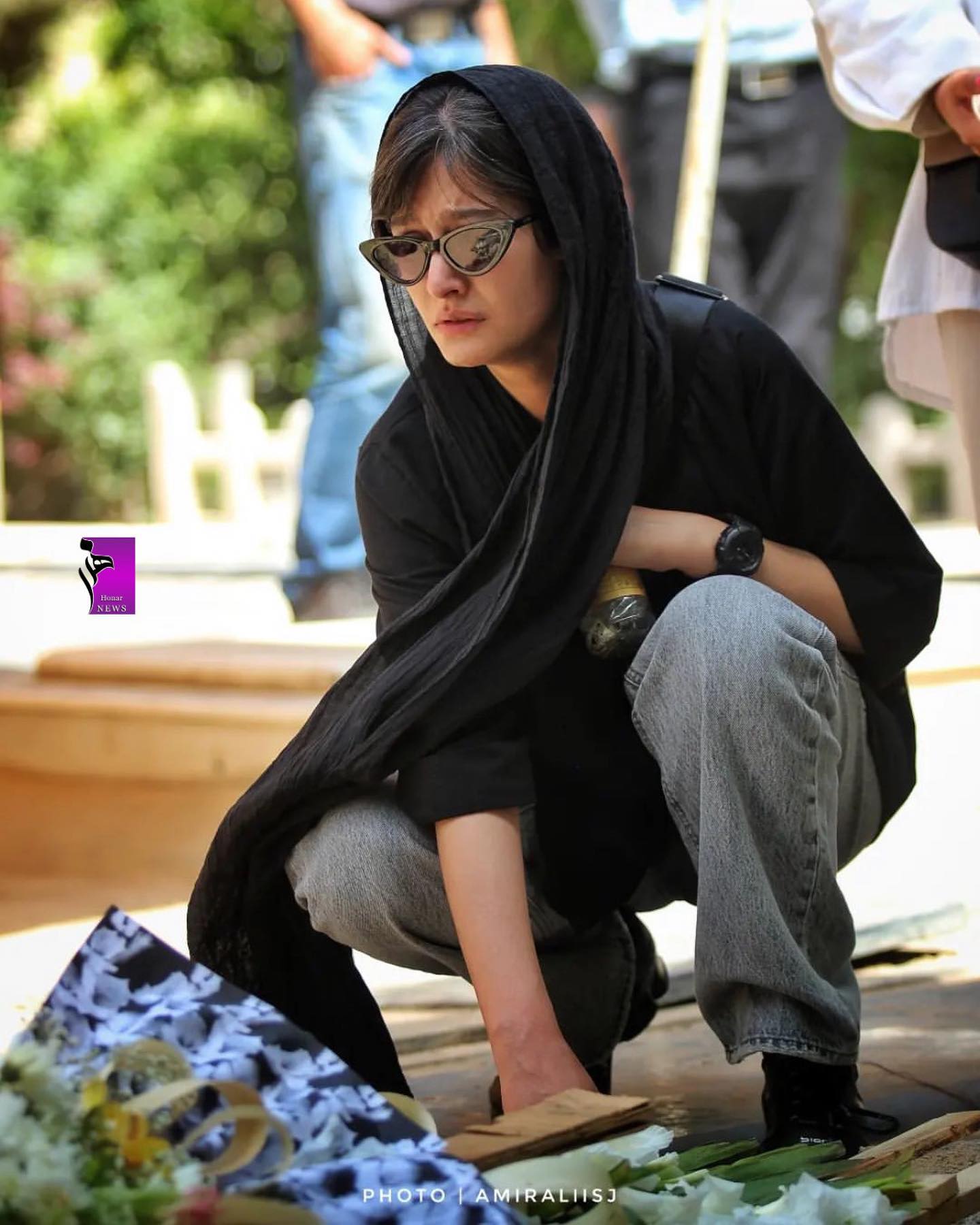 عکسی از بغض و گریه پردیس احمدیه در بهشت زهرا