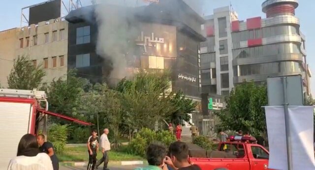 آتش‌سوزی نمایشگاه مبلیران در بزرگراه ستاری