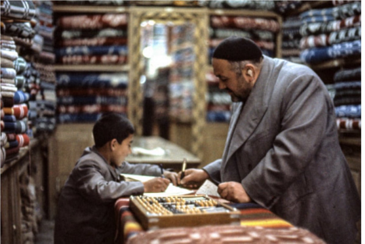 عکسی از پارچه‌فروش یهودی در بازار تهران در ۱۳۵۳