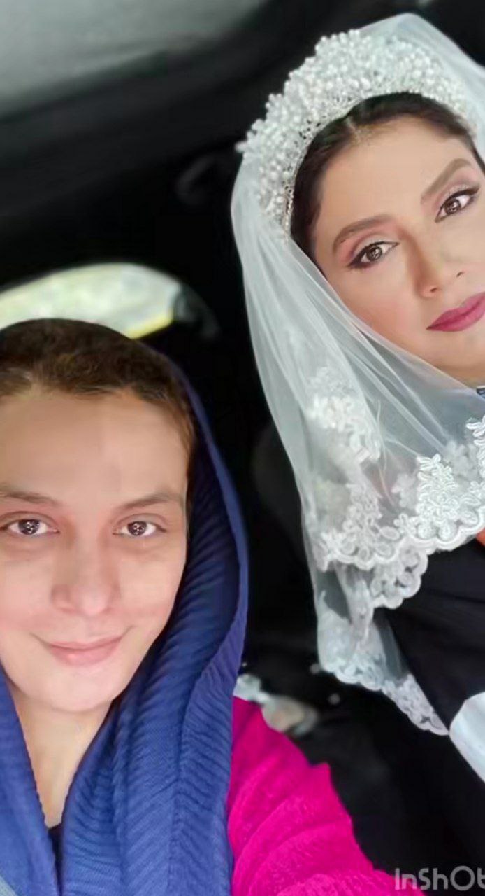 عکس مونا فرجاد با لباس عروس در کنار خواهرش