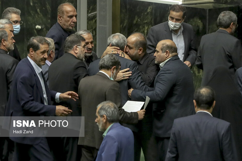 عکسی عجیب از یک بوسه در صحن علنی مجلس