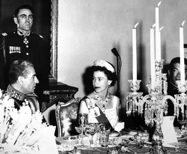 تصاویری از دیدار آخرین شاه ایران و ملکه بریتانیا 