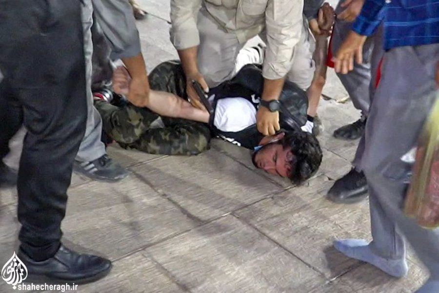 عکسی جدید از دستگیری فرد حمله کننده به شاهچراغ
