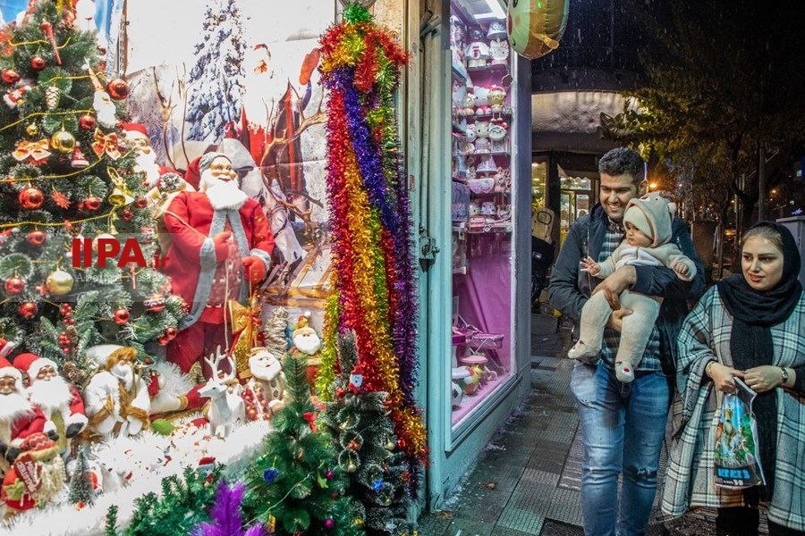 تصاویری از حال و هوای «کریسمس»  در تهران