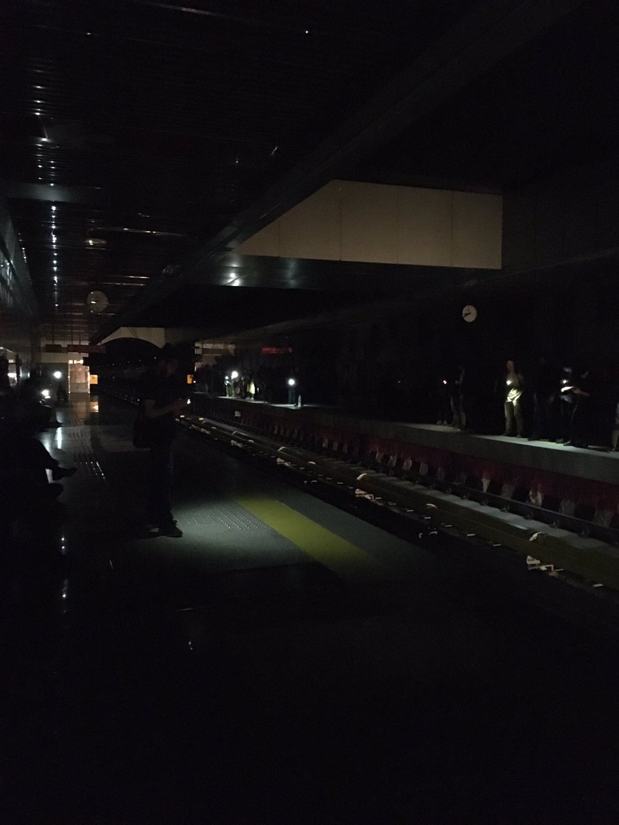 عکسی از ایستگاه شلوغ متروی تهران در تاریکی مطلق