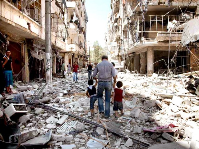درباره عکس خانوادگی بشار اسد در میانِ ویرانه‌ها