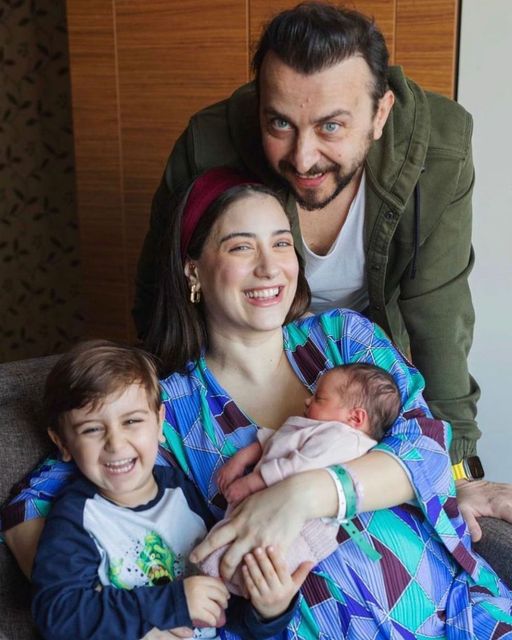 عکسِ بازیگر زن ترک با نوزاد تازه متولد شده‌اش
