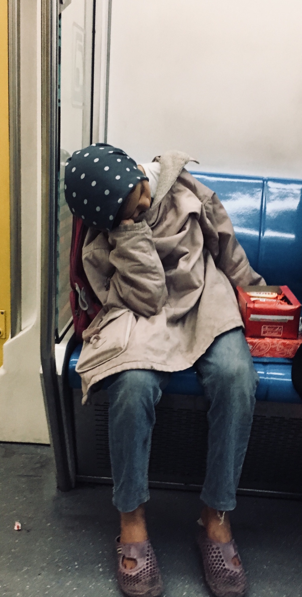 عکس پربازدید از یک کودک کارِ ساکن مترو