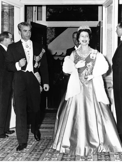تصاویری از دیدار آخرین شاه ایران و ملکه بریتانیا 