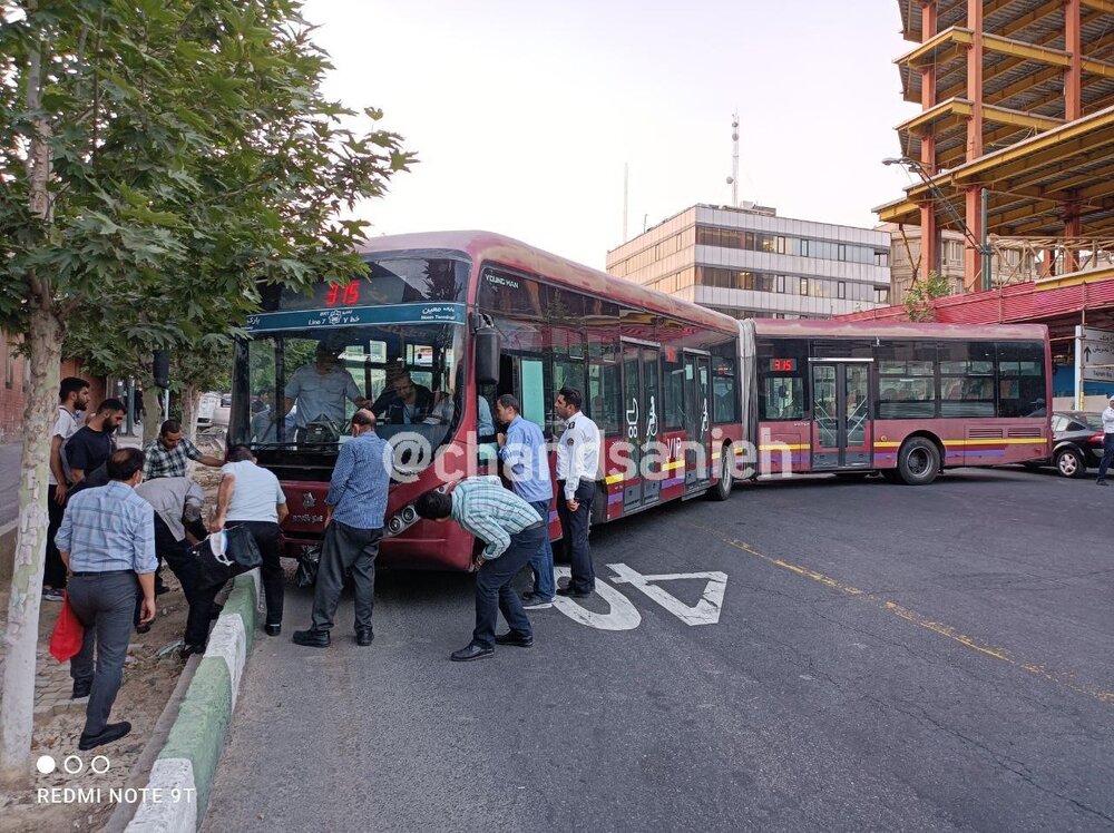  اتوبوس واحد، خیابان مطهری را مسدود کرد