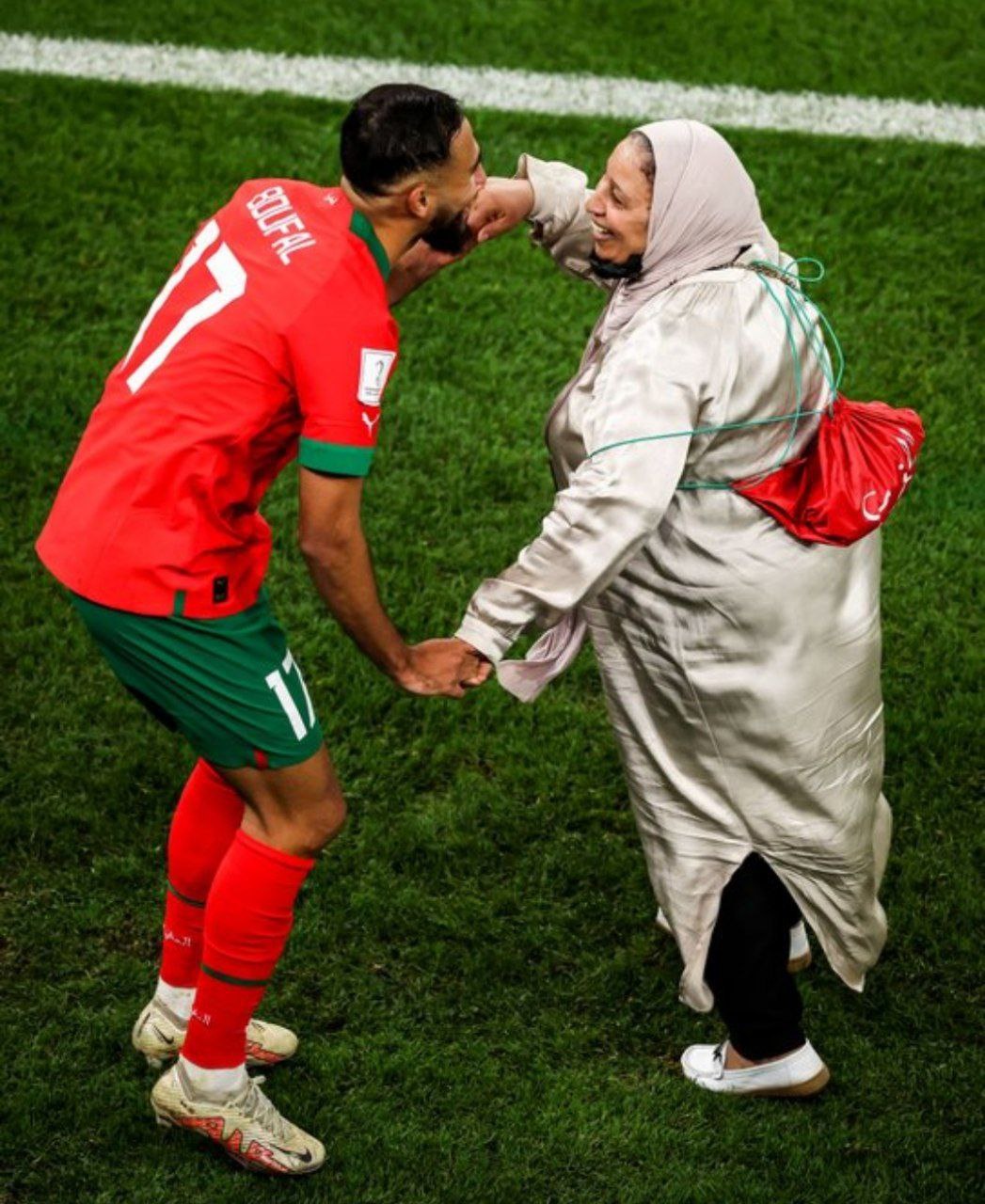 رقص بامزه بازیکن مراکش با مادرش بعد از صعود