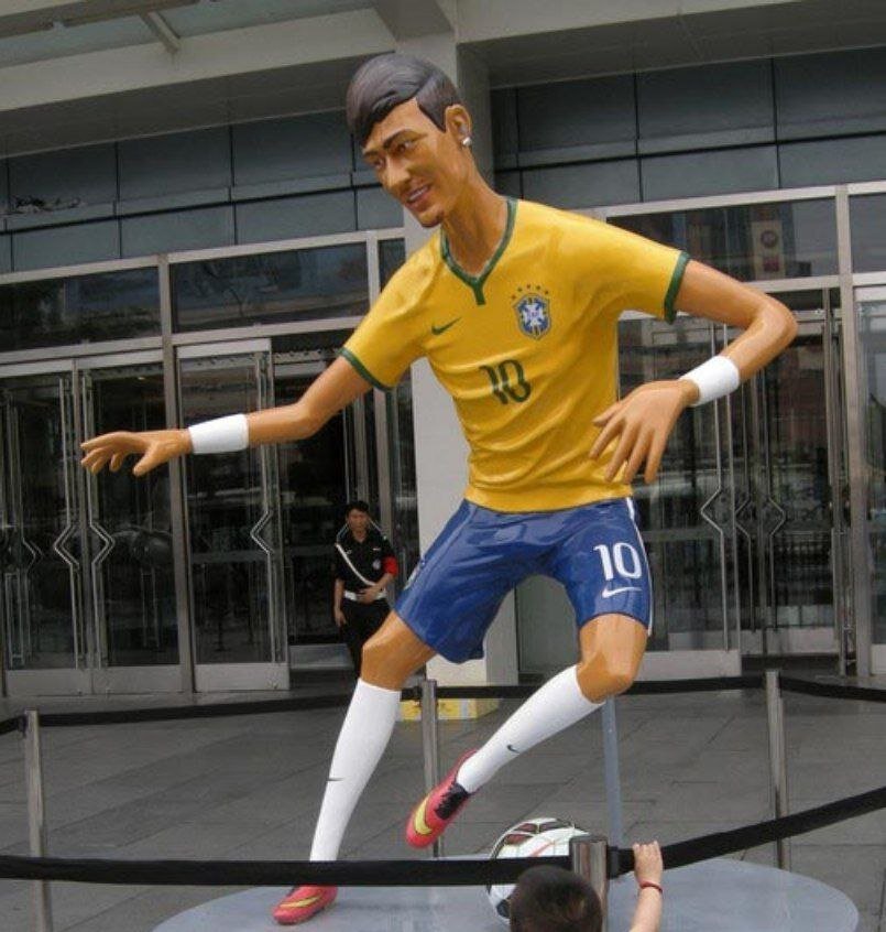 نصب مجسمه عجیب نیمار در ورودی هتل اسپیناس! 