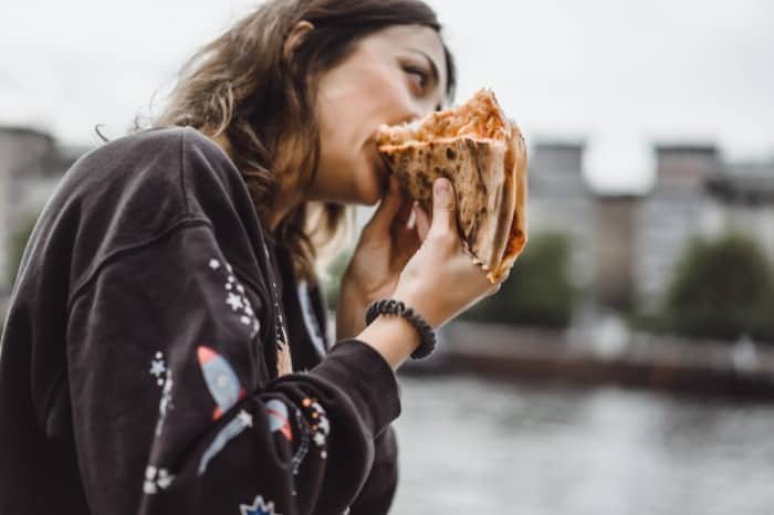 دقایقی بعد خوردن پیتزا چه اتفاقی در بدن می‌افتد؟