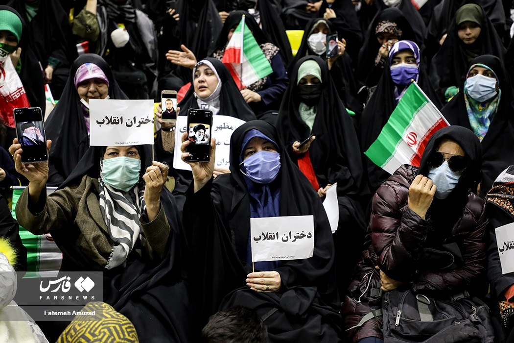 تجمع متفاوت دختران تهرانی با پلاکارد «برای...»