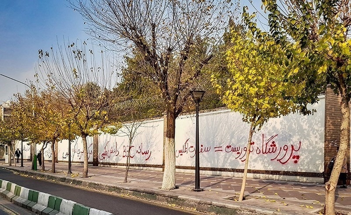 مسئول یادگاری بر دیوار‌های سفارت کیست؟