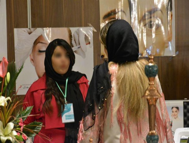 بنر‌ بحث‌برانگیز درباره مجازات خانم‌های بدون‌حجاب