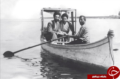 عکسی از دوران جوانی رهبر انقلاب سوار بر قایق