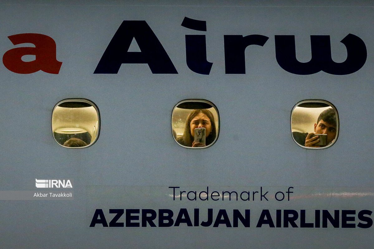دو عکس خاص از خروج کارکنان سفارت آذربایجان
