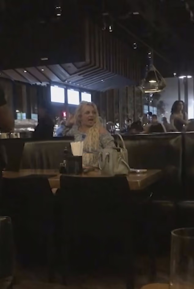بریتنی اسپیرز در یک رستوران از کوره در رفت