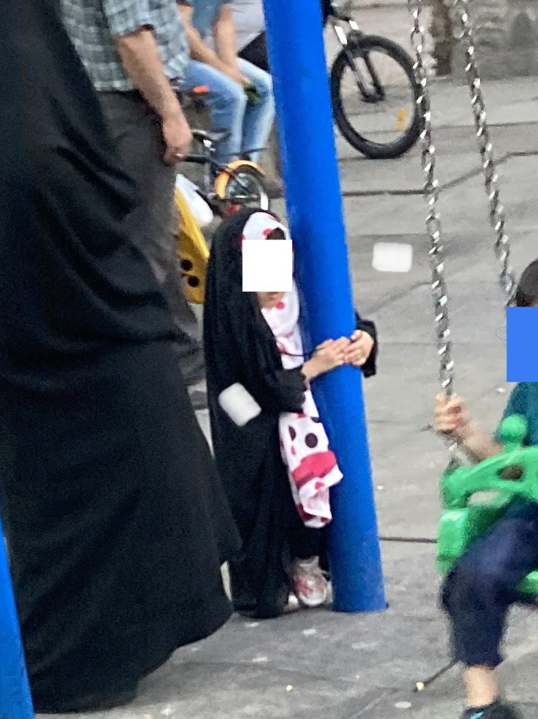 تصویر پربحث از یک دختر 3 ساله با حجاب کامل