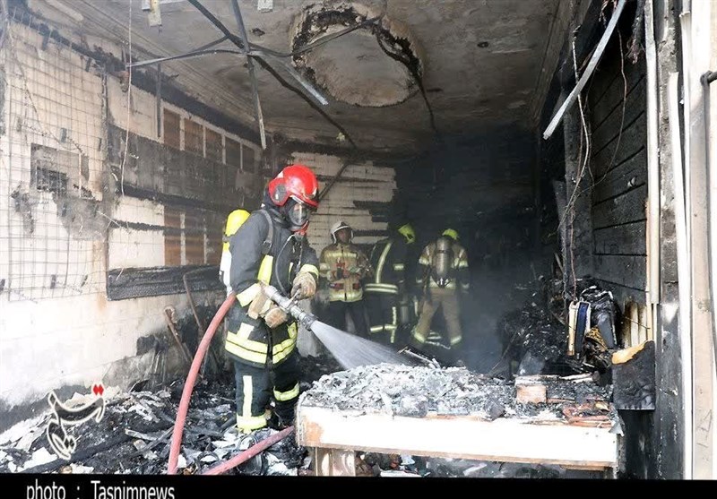 آتش‌سوزی یک انبار نوشت‌افزار در خیابان معراج