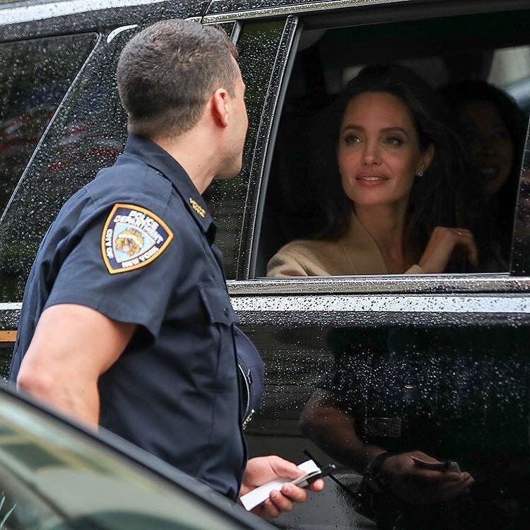 عکس سلفى ستاره زن سینما با پلیس در خیابان 