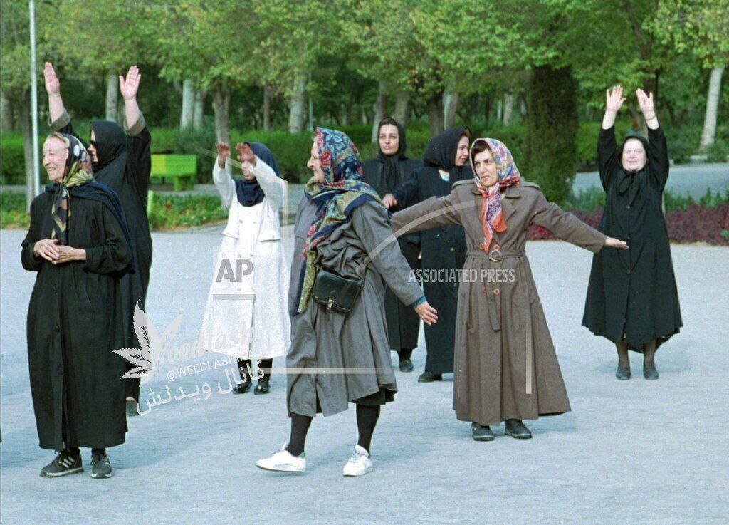 قاب دیدنی از ورزش صبحگاهی چند زن در پارک لاله