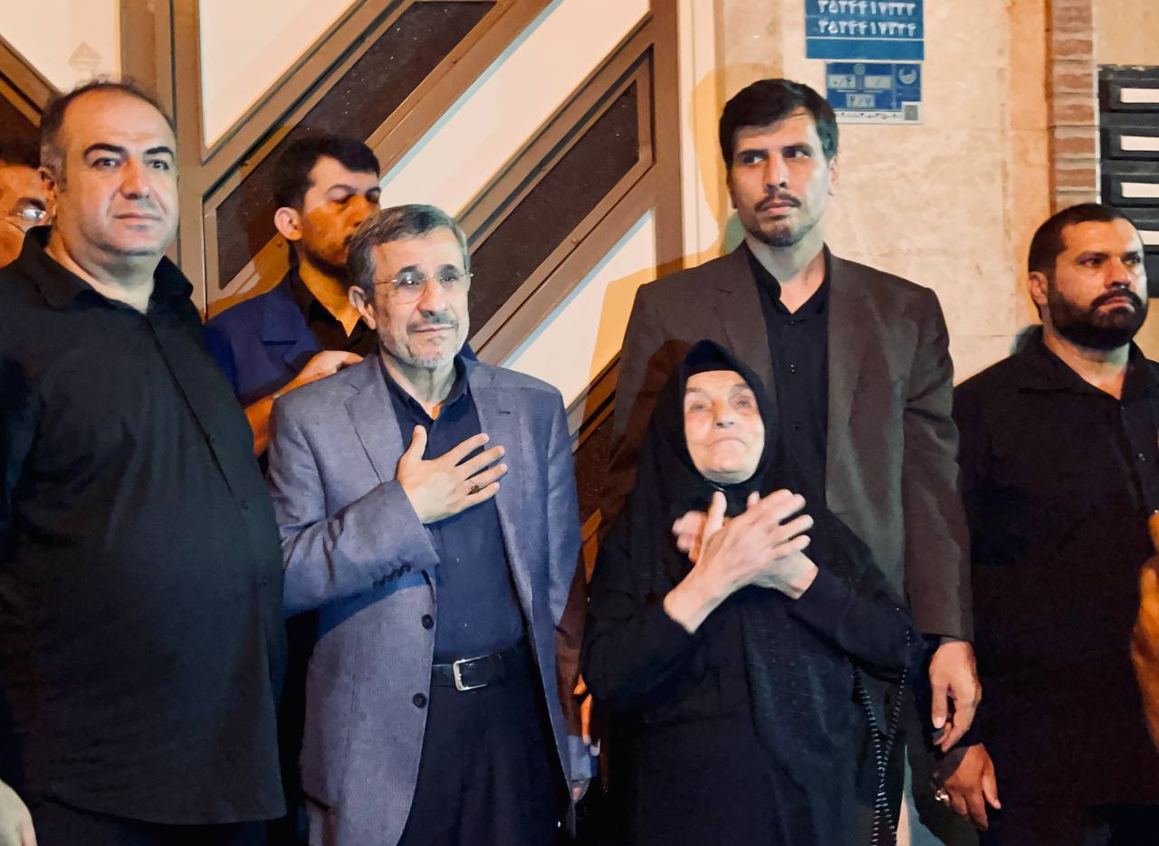 تصاویری از احمدی‌نژاد در مراسم شام غریبان 