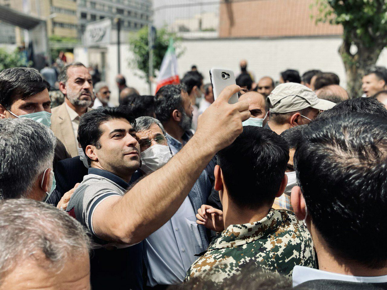 ازدحام مردم برای عکس سلفی با احمدی‌نژاد 