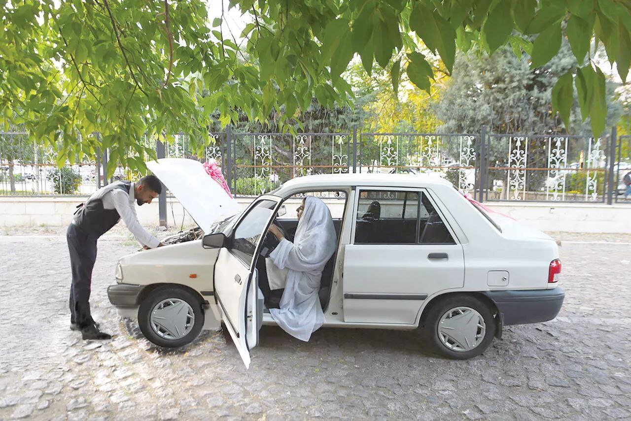عکس جالبی که از یک عروس، داماد و پرایدشان پربازدید شد