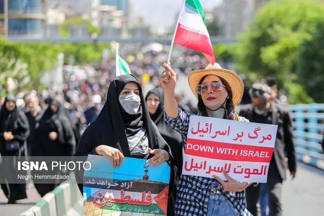تصویری متفاوت از زن کم‌حجاب در راهپیماییِ امروز