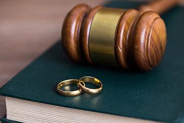 چگونه بعد از طلاق نام همسر از شناسنامه حذف می‌شود؟