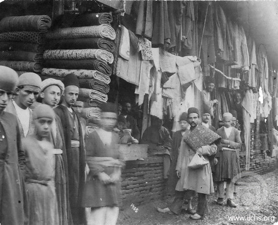 تصویری نایاب از مغازه پارچه‌ فروشی در دوره قاجار