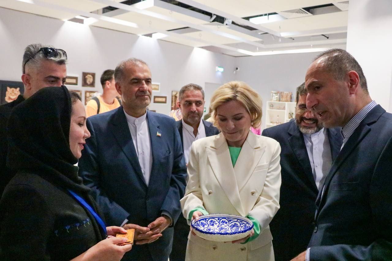 عکسی از همراهی وزیر فرهنگ ایران با وزیر بی‌حجابِ روس