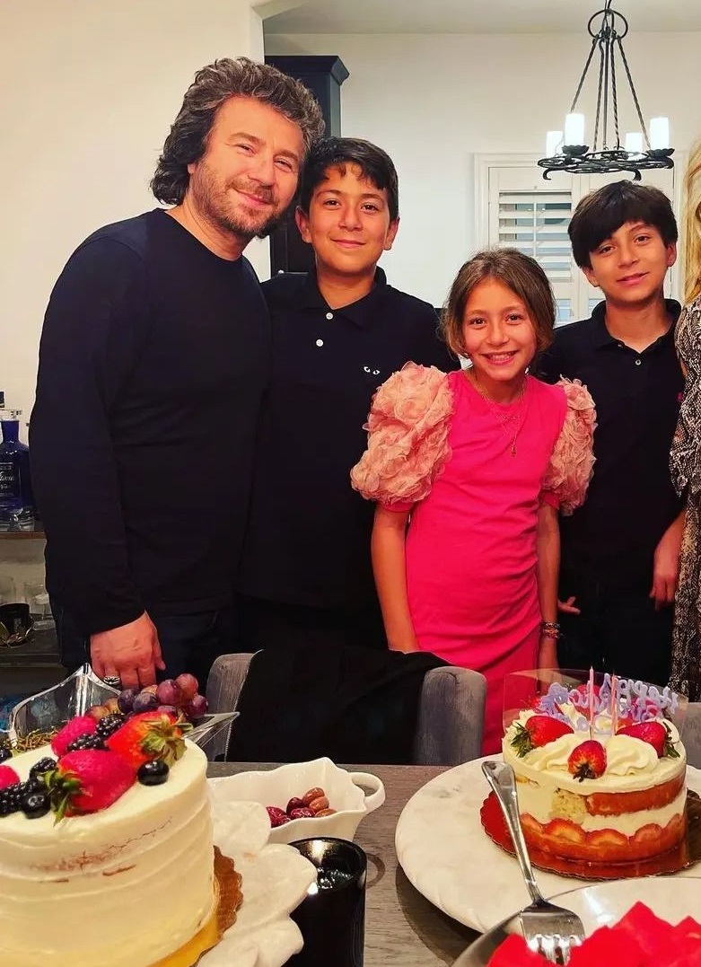عکسی جدید از خواننده ایرانی لس‌آنجلسی با فرزندانش