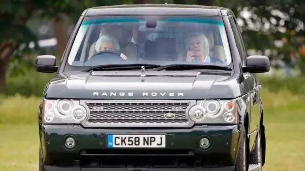کلکسیون خودروی الیزابت دوم؛ ملکه ماشین‌بازِ بریتانیا