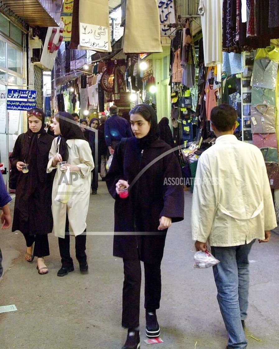 تیپ جالب چند دختر در بازار تهران سال 1380