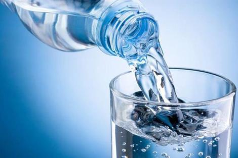10 خاصیت نوشیدن آب با معده خالی
