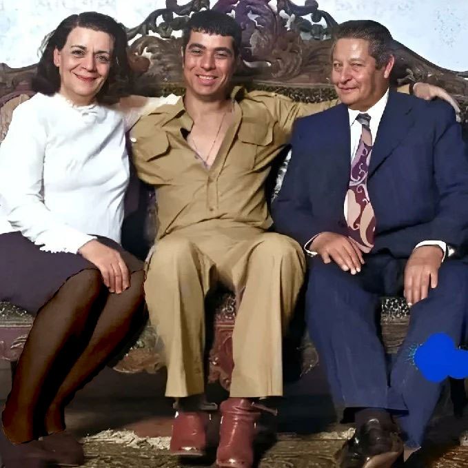 عکسی زیبا از بهروز وثوقی در کنار پدر و مادرش