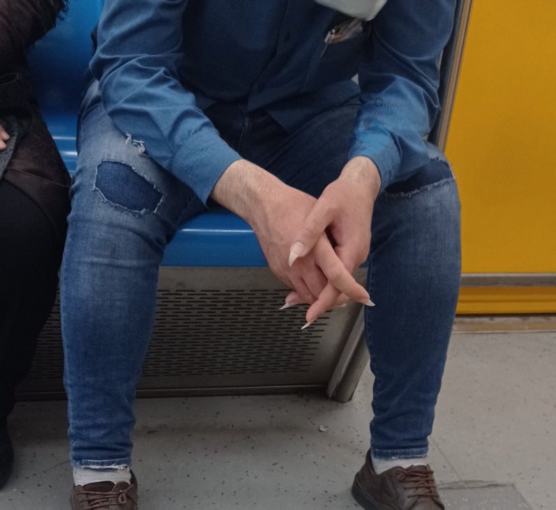 شلوارِ یکی از مسافران متروی تهران سوژه شد
