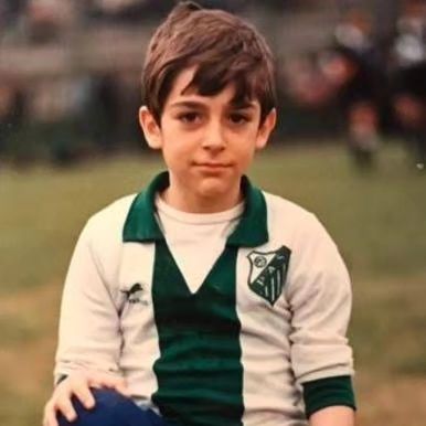 تصاویر باورنکردنی از کودکی  گلزار در زمین فوتبال
