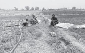 ۹ تصویر از جایی در ایران که در حال دفن شدن در خاک است