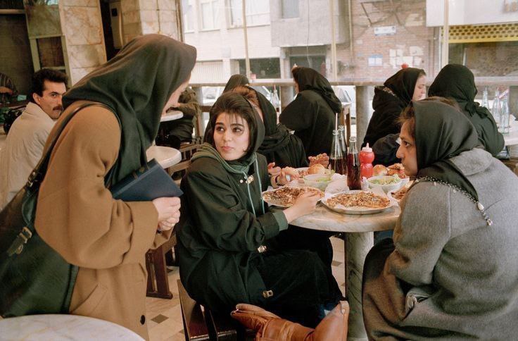 قابی متفاوت از تیپ زنان تهرانی در دهه هفتاد
