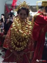 بارش طلا از سر و کول این عروس خوشبخت!