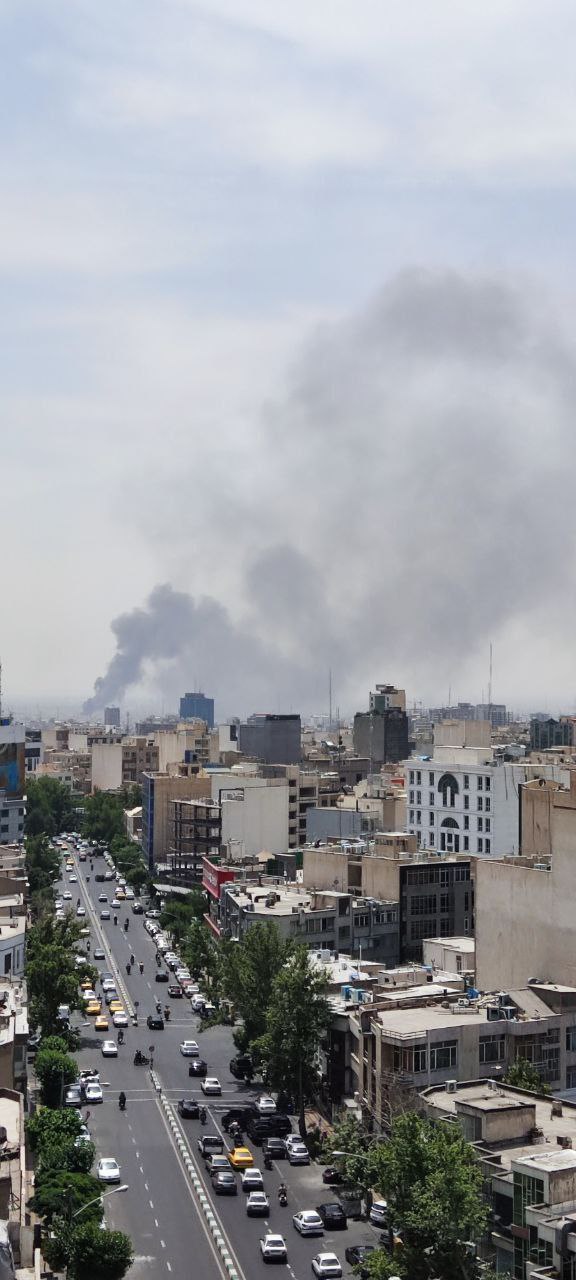 دود عظیم بر فراز تهران در پی آتش‌سوزی گسترده