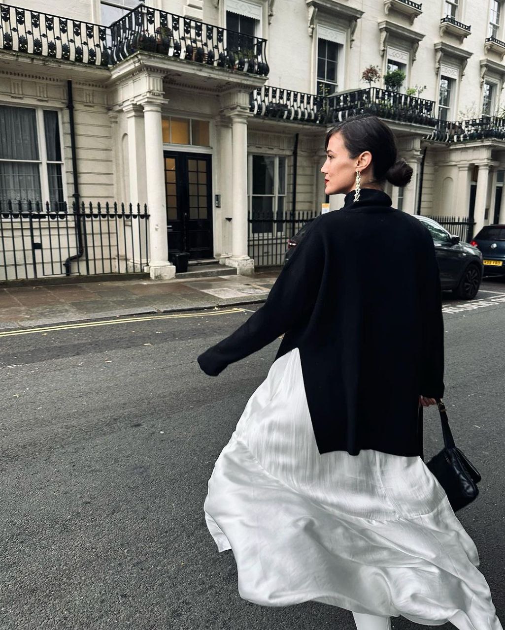 عکس‌های جدید از بازیگر زن ترک با کت و یک لباس بلند سفید