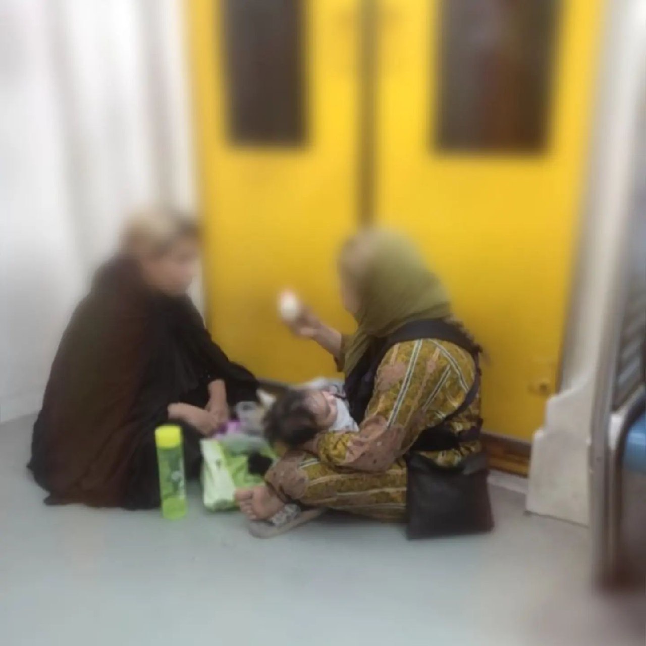 عکسی که فقر زنانه را در قلب تهران نمایش می‌دهد