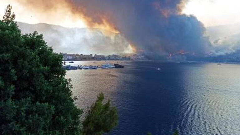 وقوع آتش‌سوزی هولناک در ترکیه و تخلیه منطقه