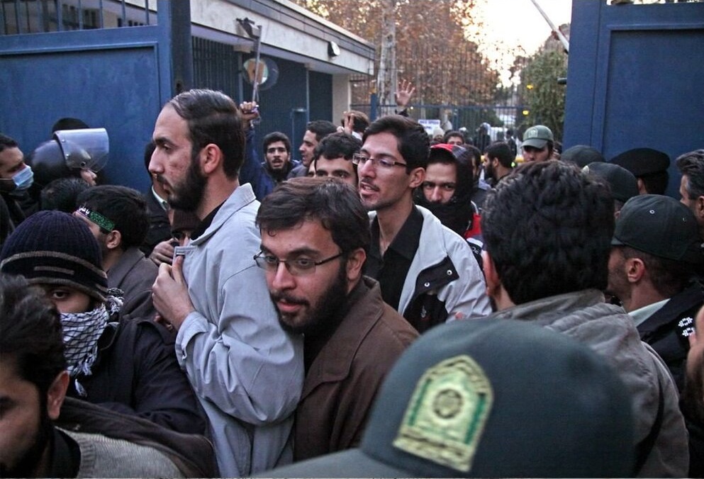 عکس علی فروغی در حمله به سفارت انگلیس