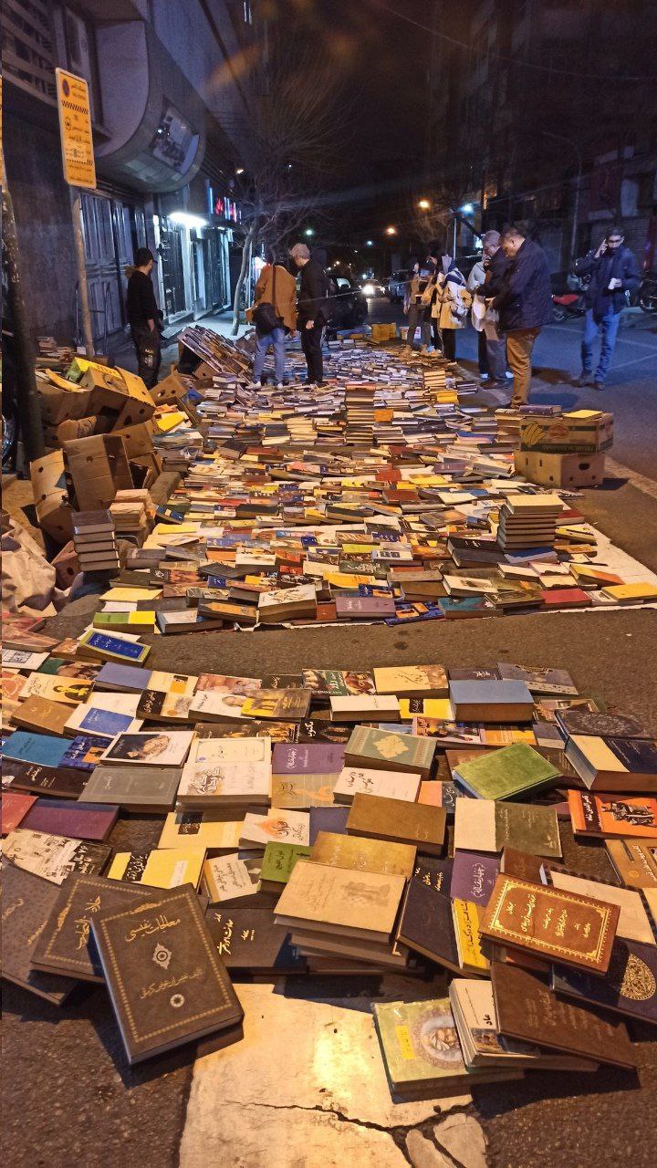 تصویری از کتاب‌فروشی شبانه پیاده‌روهای خیابان انقلاب